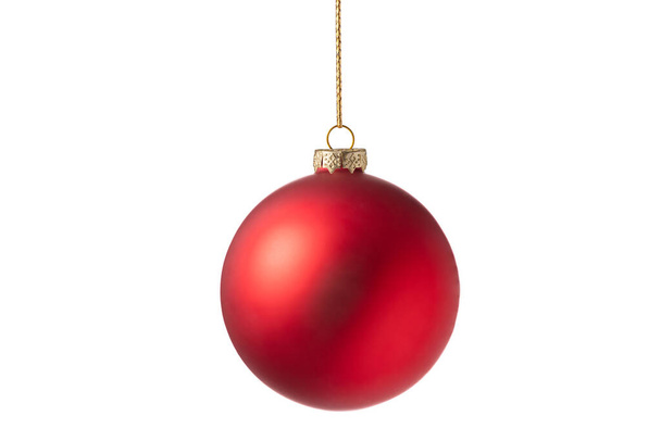 Bola roja del árbol de Navidad aislada sobre fondo blanco. Decoración de Navidad bauble.  - Foto, imagen