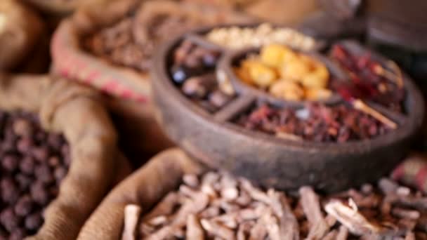 Épices indiennes dans les sacs
 - Séquence, vidéo