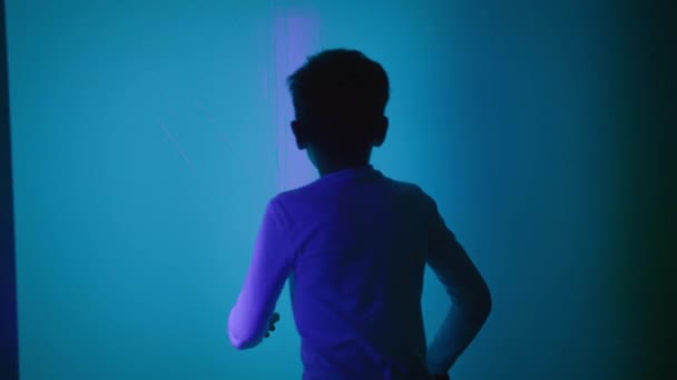 speelkamer, vrolijk kind heeft plezier met schaduwen spelen met lichteffecten in de kamer - Video