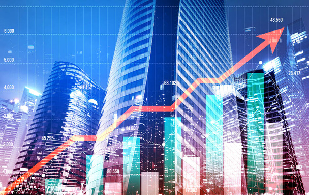 Финансовые графики и цифровые индикаторы пересекаются с модернистскими городскими районами, небоскребами для бизнес-концепции фондового рынка. Двойное воздействие. - Фото, изображение