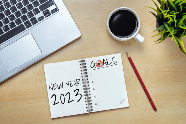 2023 Happy New Year Resolution Goal List and Plans Setting - Escritório de negócios com caderno escrito sobre a listagem de planos de metas de ano novo e definição de resoluções. Conceito de mudança e determinação. - Foto, Imagem