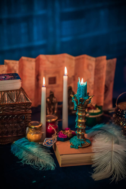 Escena mágica con velas, concepto esotérico, adivinación, cartas del tarot sobre una mesa - Foto, Imagen