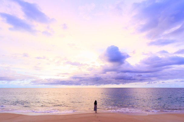 één vrouwen permanent op zachte cloud en zonsondergang achtergrond met een pa - Foto, afbeelding