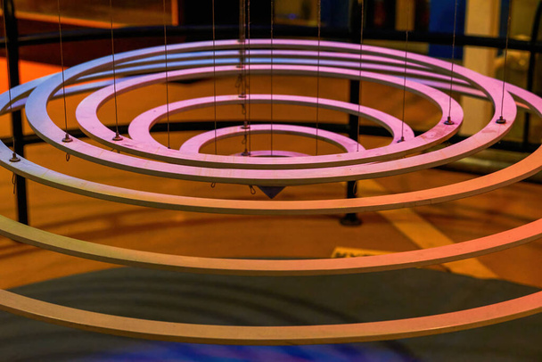 カラフルなリングライトによって地面に投影されるカラフルなリングライトのクローズアップ - 写真・画像