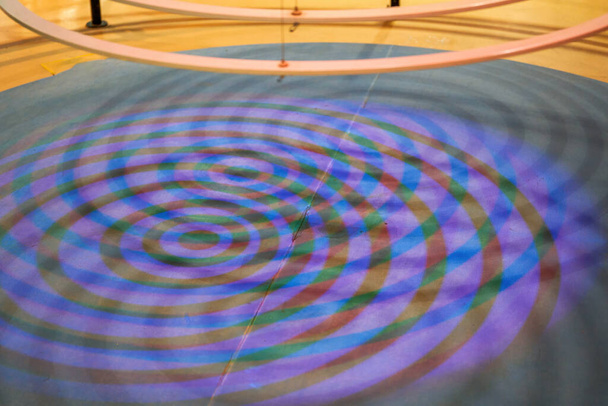 Gros plan de la lumière annulaire colorée projetée sur le sol par des lumières annulaires colorées - Photo, image