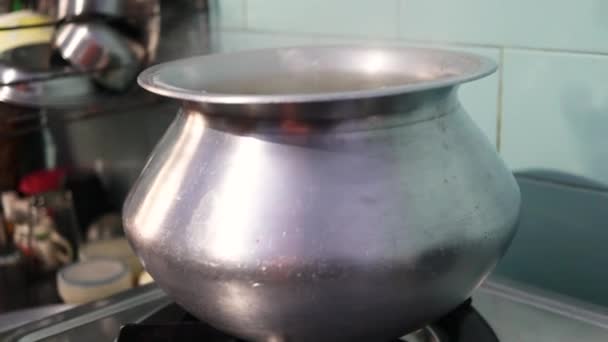 Close-up de um utensílio de alumínio sendo usado para cozinhar na cozinha indiana - Filmagem, Vídeo