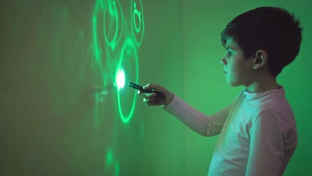 interaktive Spiele, niedliche männliche Kinder malen mit Laternen mit Licht an der Wand, Physik und Naturwissenschaften - Filmmaterial, Video