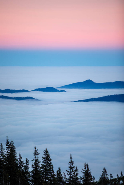 belo nascer do sol rosa em montanhas cobertas de neve e nuvens - Foto, Imagem