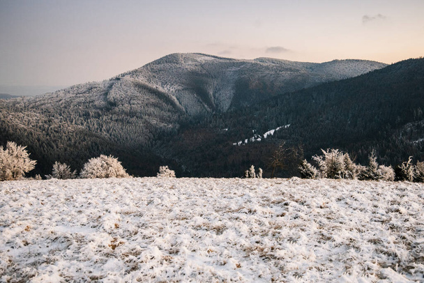 hämmästyttävä luonnonkaunis näkymä vuorille talvella - Valokuva, kuva