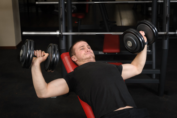 Νεαρός κάνει Bench Press Workout στο γυμναστήριο - Φωτογραφία, εικόνα