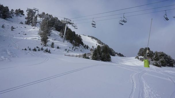 Snowy Mountains w ośrodku narciarskim w Andorze, Pireneje - Zdjęcie, obraz