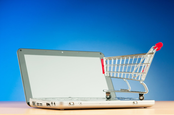 Internet-Online-Einkaufskonzept mit Computer und Einkaufswagen - Foto, Bild