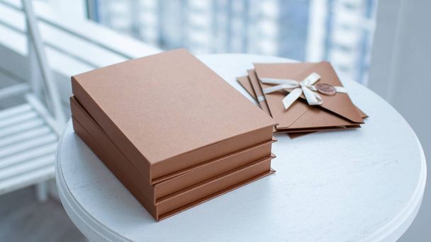 Παρουσιάσιμο κουτί δώρου και πιστοποιητικό, εκπτωτικό κουπόνι δώρου για δώρο επετείου. Κάρτα πρόσκλησης γάμου στο τραπέζι - Φωτογραφία, εικόνα