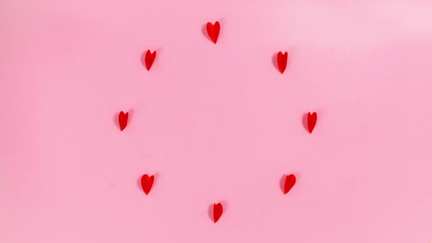 4k Corazones de papel rojo dispuestos en un círculo revoloteando, agitando sus alas. Feliz día de San Valentín tarjeta de felicitación. Tiempo de amor. Detener la animación en movimiento. Copiar espacio. Acostado. Plantilla para texto o diseño. - Imágenes, Vídeo