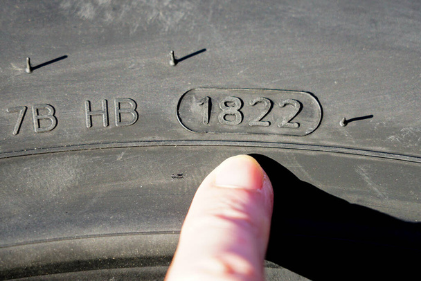 Vista laterale del pneumatico nuovo con designazione della settimana e dell'anno di produzione del pneumatico, marcatura dei pneumatici - Foto, immagini