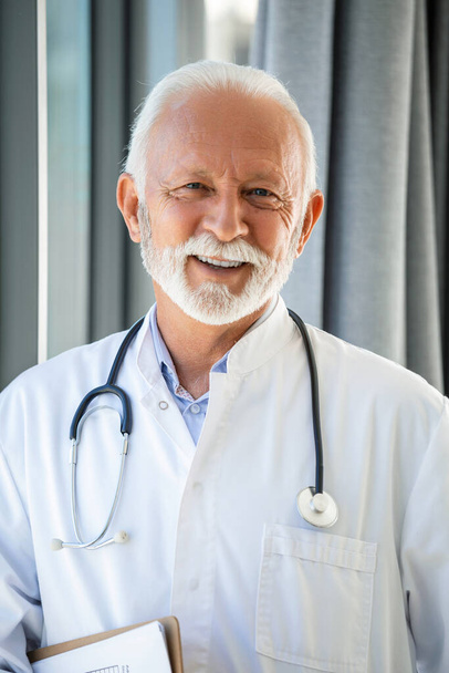 Портрет пожилого взрослого медика, доктора, со стетоскопом - Фото, изображение
