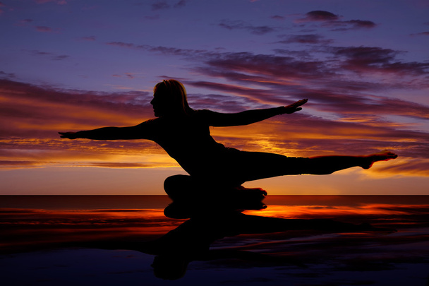Silhouette woman doing yoga - Foto, imagen