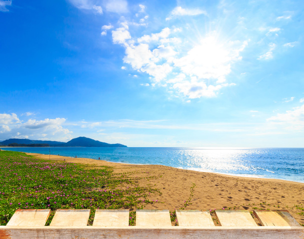 Oude houten tafel en prachtige strand en tropische zee achtergrond - Foto, afbeelding
