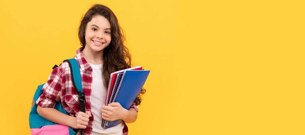 souriant école adolescent fille prêt à étudier avec sac à dos et cahiers. Portrait d'écolière, en-tête de bannière de studio. Visage d'écolier, copyspace - Photo, image