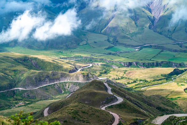 kanyargós hegyi utak az Andok-hegységben felhőkkel borított égbolttal.  - Fotó, kép