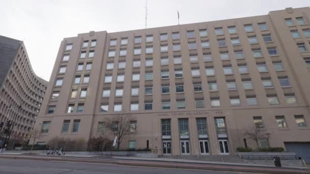 A U.S. General Services Administration (GSA) National Capital Region (NCR) épülete a 7. utcában, Washington belvárosában található. Az ügynökség támogatja és irányítja a szövetségi ügynökségek feladatait. - Felvétel, videó