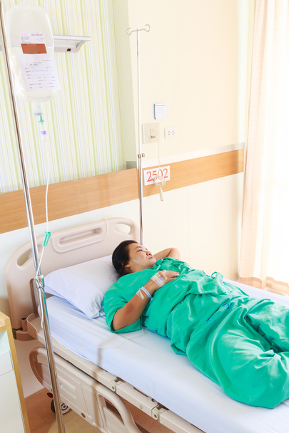 una paciente en el hospital con solución salina intravenosa (iv
) - Foto, Imagen