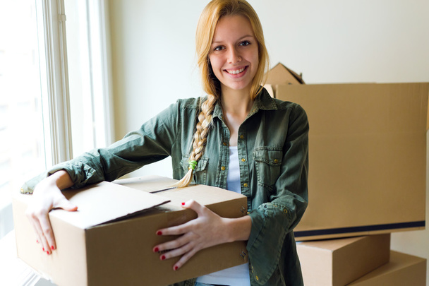 Young beautiful woman moving in a new home. - Foto, Imagem