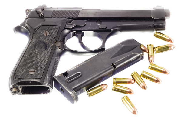 Gewehre und Munition auf weißem Hintergrund - Foto, Bild