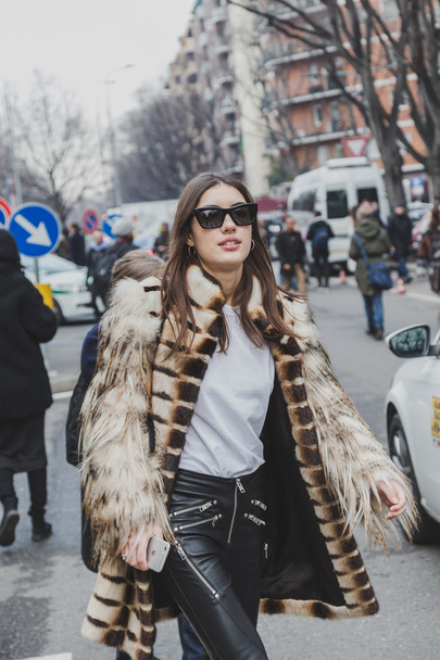 Люди за межами показ мод Армані будівельні для Мілан чоловіча мода тиждень 2015 - Фото, зображення