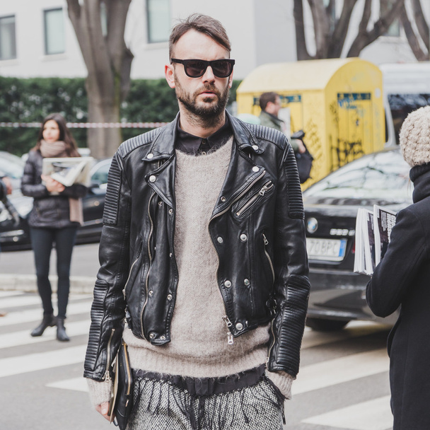 Milan erkekler moda hafta 2015 için bina dış Armani defile insanlar - Fotoğraf, Görsel