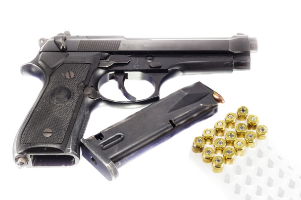 Gewehre und Munition auf weißem Hintergrund - Foto, Bild