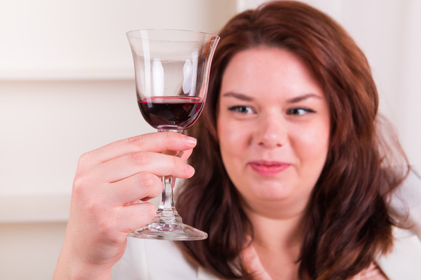 Baculatá a veselá žena drží sklenku vína - Fotografie, Obrázek
