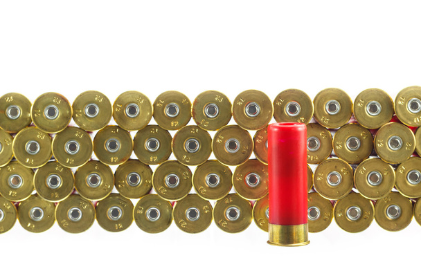 Ένα κόκκινο κυνηγετικό όπλο κέλυφος σφαίρα σε λευκό φόντο. - Φωτογραφία, εικόνα