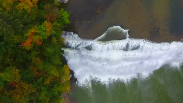 渓谷の巨大な荒れ狂う滝の上にまっすぐ空中パンのビデオ左側に沿って歩道で見るために - 映像、動画