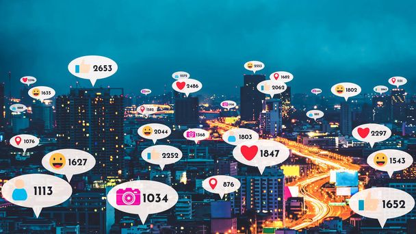 ソーシャルメディアのアイコンは、ソーシャルネットワークアプリケーションプラットフォームを介して人々の相互接続を示すダウンタウン上を飛ぶ。オンラインコミュニティとソーシャルメディアマーケティング戦略の概念 . - 写真・画像