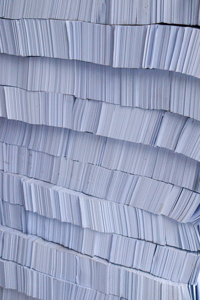 material de paquete de papel de corte de color blanco en la prensa de impresión para papel adhesivo y banner pequeño - Foto, Imagen