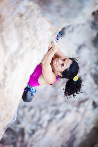 Nuori nainen kalliokiipeilijä kalliolla kasvot
 - Valokuva, kuva