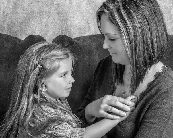 Kaunis pieni tyttö kuuntelee hänen äitinsä sydämen kanssa stethos
 - Valokuva, kuva