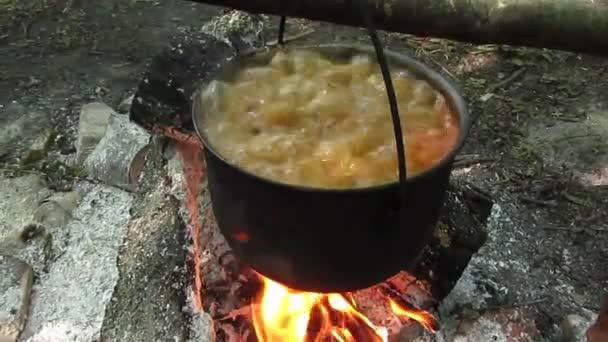 Wrzącej turystyczne ogień zupa - Materiał filmowy, wideo