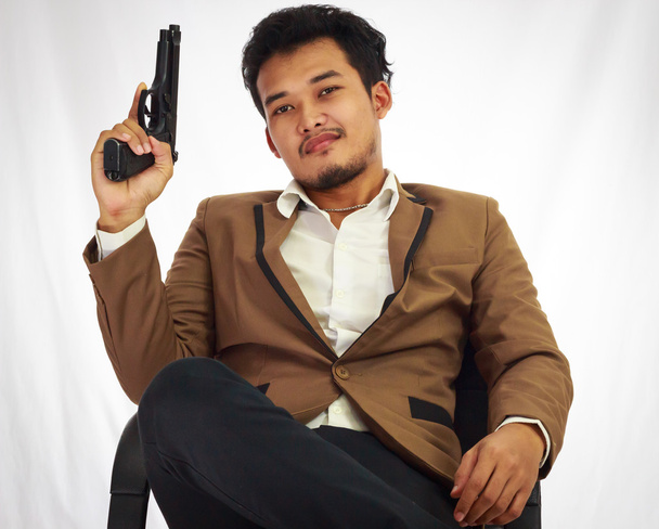 銃を保持している茶色のスーツのビジネスマンのボディー ガード - 写真・画像