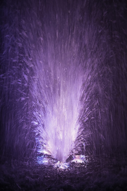 Kleurrijke fontein spatten lichte kleur van violet en wit - Foto, afbeelding