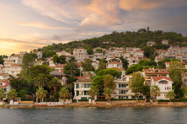 Vista das montanhas da ilha de Kinaliada a partir do Mar de Mármara, com casas e barcos de verão tradicionais, Istambul, Turquia - Foto, Imagem