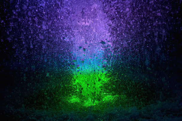 カラフルな噴水の飛沫緑と青の色 - 写真・画像