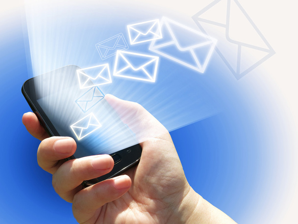 Elektronická komunikace - odesílání e-mailů z mobilního telefonu - Fotografie, Obrázek