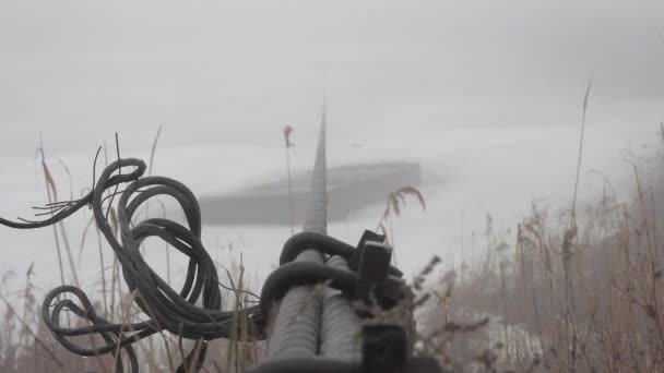 Schilf trocken und Seil auf winterlichem Fluss im Nebel - Filmmaterial, Video