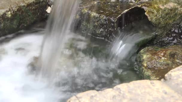 Primavera fresca flui através do tubo enferrujado
 - Filmagem, Vídeo