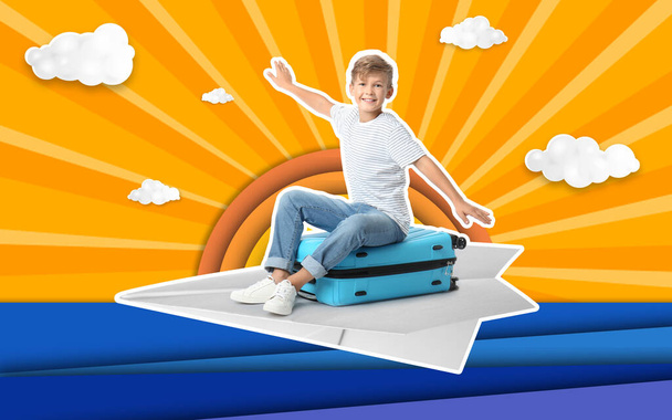 Маленький хлопчик з валізою летить на паперовому літаку. Концепція відпустки
 - Фото, зображення
