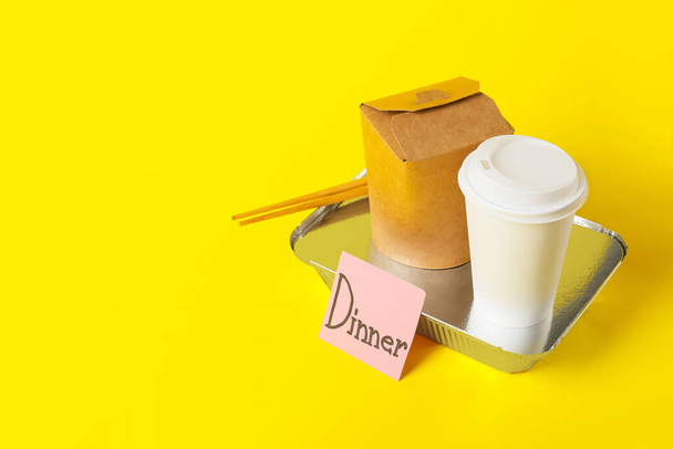 Различные коробки с едой, бумажные чашки и палочки для еды на цветном фоне - Фото, изображение