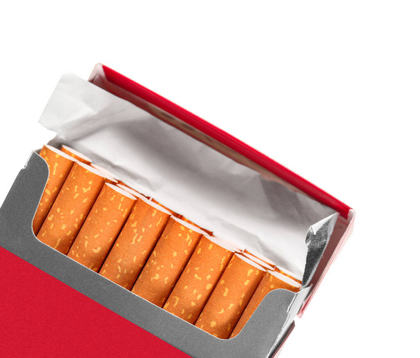 Pack de cigarrillos aislados sobre fondo blanco, primer plano - Foto, Imagen
