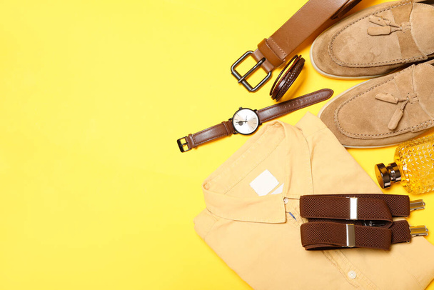 Odzież męska, różne akcesoria i buty na żółtym tle - Zdjęcie, obraz